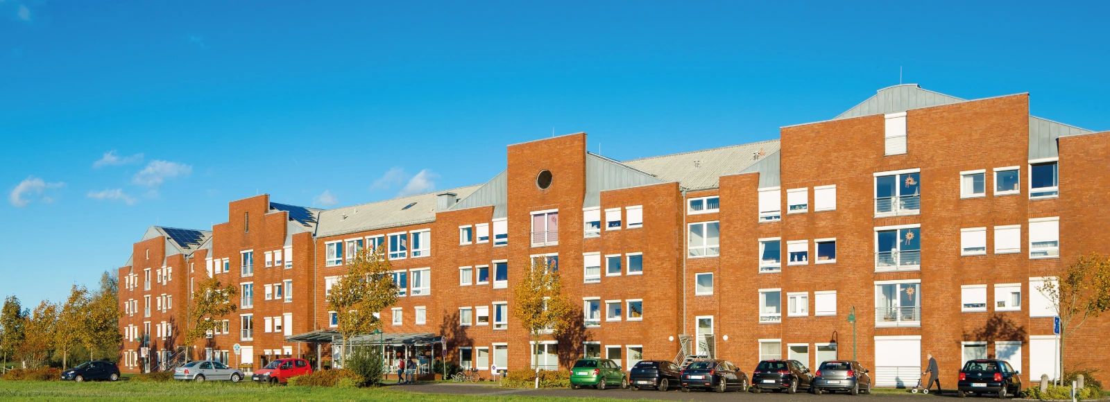 Außenansicht des Martin-Luther-Hauses in Cuxhaven mit roter Backsteinfassade