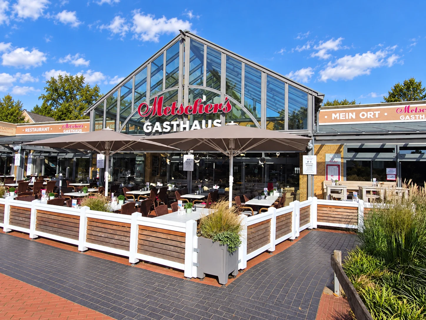 Metscher’s Gasthaus mit verglaster Fassade und Terrasse in Duhnen
